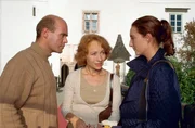 "Schlosshotel Orth", Folge "Ein harter Schlag." Im Bild (v.li.): Michael Rast (Thomas Lindner), Sona McDonald (Claire Bachmann), Saskia Fischer (Katrin Lindner).