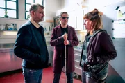 v.li.: Niko Falk (Andreas Guenther) und Alexander Haller (Philipp Hochmair) stehen mit der Tierpflegerin Emily Fuchs (Marlene Hauser) in der Futterküche des Tiergartens. Sie befragen sie zu möglichen Beobachtungen in der letzten Nacht.