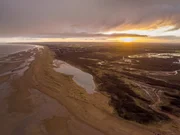 Deutsche Bunker an der Küste der Normandie sind Teil des Atlantikwalls, eines weitläufigen Systems von Küstenschutzanlagen, das von Nazideutschland zwischen 1942 und 1944 errichtet wurde. (National Geographic) Deutsche Bunker an der Küste der Normandie sind Teil des Atlantikwalls, eines weitläufigen Systems von Küstenschutzanlagen, das von Nazideutschland zwischen 1942 und 1944 errichtet wurde. (National Geographic)