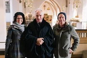 Checker Tobi (rechts) mit Theologiestudentin Paula und dem Martin Luther-Double und Küster Bernhard Naumann in der Schlosskirche der Lutherstadt Wittenberg.