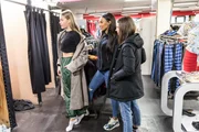 Cheyenne Ochsenknecht (l.) zusammen mit ihren Shoppingbegleitungen Luluu und Jada (M.).