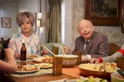 Meemaw (Annie Potts, l.); Dr. Sturgis (Wallace Shawn, r.)