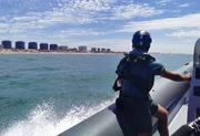 Ein Offizier der Guardia Civil überwacht die Küste von einem pneumatischen Boot aus.