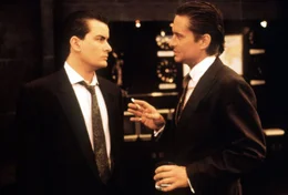 Bud Fox (Charlie Sheen, l.) ist ein junger, aufstrebender B&ouml;rsenmakler, der vom gro&szlig;en Geld vorerst nur tr&auml;umen kann. Sein gr&ouml;&szlig;ter Wunsch: mit Gekko (Michael Douglas, r.) ins Gesch&auml;ft zu kommen ...
