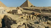 Der Sphinx auf dem Gizeh-Plateau: ein riesiges Monument aus Stein. Der Sphinx auf dem Gizeh-Plateau: ein riesiges Monument aus Stein.