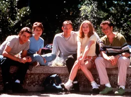 Noch ahnen Billy (Skeet Ulrich, l.), Sidney (Neve Campbell, 2.v.l.), Stuart (Matthew Lillard, M.), Tatum (Rose McGowan, 2.v.r.) und Randy (Jamie Kennedy, r.) nicht, dass der maskierte M&ouml;rder keinen Spa&szlig; versteht ...