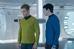 Auf Kirk (Chris Pine, l.) und Spock (Zachary Quinto, r.) wartet ein Abenteuer, das sie beide an den Rand des Todes treibt ...