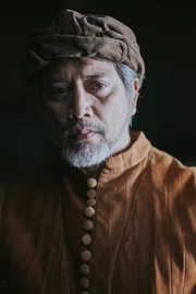 Ferdinand Magellan nahm Enrique (Joel Olano) als seinen Sklaven auf einer fr&uuml;heren Fahrt in Malaysia mit. Mit seinen Sprachkenntnissen erweist er sich als Schl&uuml;ssel der Expedition.