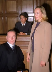 Barbara Stanek (Marthe Schwiers) versucht Dr. Welnik (Jan Sosniok, Mi.) vor Gericht zu entlasten. (li.: Karl-Heinz von Liebezeit als Rechtsanwalt Waury).