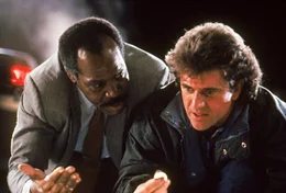 L-R: Roger Murtaugh (Danny Glover) und Martin Riggs (Mel Gibson)