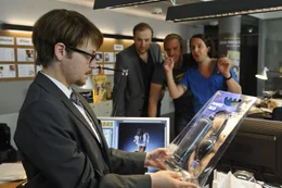 Zum Einstand gibt's von den Kollegen Olaf (Stephan Grossmann, 2.v.l.), Lars (Marian Meder, r.) und Benni (Dominic Boeer, 2.v.r.) f&uuml;r Tine alias Frank (Theresa Scholze, l.) das erste Hilfsmittel zur Schwanzverl&auml;ngerung ...