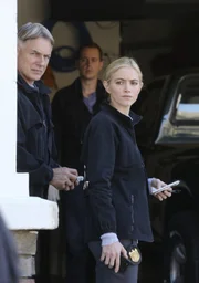 Ermitteln in einem neuen Fall: Bishop (Emily Wickersham, r.), Gibbs (Mark Harmon, l.) und McGee (Sean Murray, M.) ... Ermitteln in einem neuen Fall: Bishop (Emily Wickersham, r.), Gibbs (Mark Harmon, l.) und McGee (Sean Murray, M.) ...