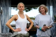 Lilith (Sinja Dieks, l.) soll als frisch gebackene Rechtsanwältin gleich einen Fall für ihre Großmutter Iris (Lisa Kreuzer, r.) übernehmen. Doch aus irgendeinem Grund rückt Oma Iris nicht mit allen nötigen Informationen raus.