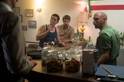 (v.l.n.r.) Stevie (Gabriel Cloutier Tremblay); Tommy (Mikhaïl Ahooja); Barman (Roberto Mei).