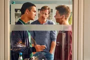 Stefan Vollmer (Hendrik Duryn, M.) zeigt Felix (Louis Held, l.) und Hannes (Marvin Linke, r.) das Unfallopfer.