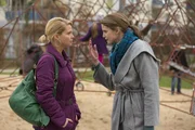 Um herauszufinden, was an Manuela Homburgs Vorwürfen dran ist, sucht Danni (Annette Frier, l.) Julia Landau (Rike Schmid, r.) auf. Doch wird sie ihr weiterhelfen?