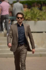 Thomas (Ioan Gruffudd) kommt in Südfrankreich an. Hier nimmt er am Ehemaligentreffen an der internationalen Schule in Antibes teil.