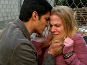 Det. Sandoval (Nicholas Gonzalez, li.) droht Lizzie (Emma Myles, re.)...