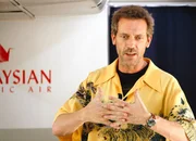 Dr. House referiert in seinem Hawaiihemd: Hugh Laurie als Dr. Gregory House Dr. House referiert in seinem Hawaiihemd: Hugh Laurie als Dr. Gregory House