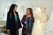 Lorelai (Lauren Graham, l.) erweist sich bei den Vorbereitungen f&uuml;r ihre Hochzeit nicht gerade als entscheidungsfreudig - bis sie das Kleid ihrer Tr&auml;ume findet ...