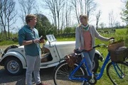 Markus (Patrick Kalupa, l.) und Mina (Nina Bott, r.) sind gezwungen, sich das doppelt gebuchte Ferienhaus der Ostersunds zu teilen. Dabei lernen sie sich näher kennen. Markus (Patrick Kalupa, l.) und Mina (Nina Bott, r.) sind gezwungen, sich das doppelt gebuchte Ferienhaus der Ostersunds zu teilen. Dabei lernen sie sich näher kennen.