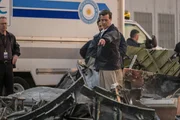Der argentinische Ermittler (gespielt von Lawrence Cotton) zeigt auf das Flugzeugwrack, während der amerikanische Ermittler (gespielt von Adrian Griffin) und der zweite argentinische Ermittler (gespielt von Rodrigo Fernandez-Stoll) daneben stehen und den Absturz von Lapa-Flug 3142 untersuchen.