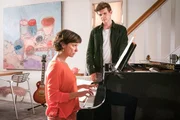 Katie Fforde – Emmas Geheimnis Gemeinsame Leidenschaft fürs Klavierspiel: Julia Brendler als Emma Blum, Lennart Betzgen als Noah Paulsen