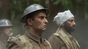 Hauptmann Anis Khan (gespielt von Shammi Aulakh) und Sanitäter Siddiq Ahmed (gespielt von Rishi Rian) gehen mit anderen Mitgliedern seiner Einheit durch den Wald, nachdem sie von den Deutschen in einer historischen Szene des Zweiten Weltkriegs für "Erased: WW2's Heroes of Color" gefangen genommen wurden.