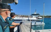 Zwei Wachleute bereiten sich auf eine Inspektion auf einem "Partyboot" vor.