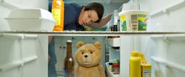 John (Mark Wahlberg) und Ted haben beide das letzte kalte Bier im Blick.