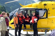 Glücklich können sich Johanna (Katja Weitzenböck, l.) und Paula (Henriette Confurius, 2.v.l.) nach dramatischen Ereignissen wieder in die Arme schließen. Die Bergretter (von links: Martin Gruber, Paula Paul, Markus Brandl, Martin Klempnow) sind erschöpft.