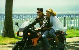 Zwischen der bezaubernden Charlie (Kelly McGillis, r.) und dem Teufelskerl Maverick (Tom Cruise, l.) bahnt sich eine Romanze an ...