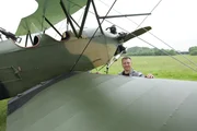 Der ehemalige Royal Marine und Pilot Arthur Williams l&auml;chelt vor einem Polikarpov PO-2 Flugzeug in Biggleswade, Bedfordshire, Vereinigtes K&ouml;nigreich.
