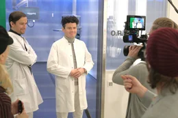 Arthur Schenk (Manuel Rubey) l&auml;sst einen stylischen Imagefilm f&uuml;r seine Klinik drehen.