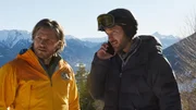 Zusammen mit Markus (Sebastian Ströbel, l.) sucht Bastian Keller (Tommy Schlesser, r.) nach dem vermissten Elias. Zusammen mit Markus (Sebastian Ströbel, l.) sucht Bastian Keller (Tommy Schlesser, r.) nach dem vermissten Elias.