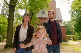 Das ist neu: Mutter Simone (Friederike Becht, li.) und Vater Martin (Ulrich Brandhoff) mit ihrer Tochter Nina (Arian Wegener).