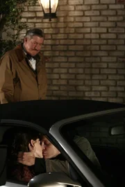 Richard (Edward Herrmann, hinten) erwischt Rory (Alexis Bledel, vorne l.) und Logan (Matt Czuchry, vorne r.) beim Knutschen. Das gibt Ärger ...