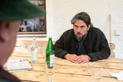 Johann Auzinger (Daniel Sellier, r.) glaubt nicht, dass sein Vater Alfons (Hans Stadlbauer, l.) etwas mit der Tat zu tun hat. Johann Auzinger (Daniel Sellier, r.) glaubt nicht, dass sein Vater Alfons (Hans Stadlbauer, l.) etwas mit der Tat zu tun hat.