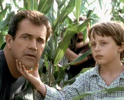 Das Leben von Morgan (Rory Culkin, r.), Graham (Mel Gibson, l.), Bo und Merrill wird endg&uuml;ltig auf den Kopf gestellt, als sie ein komplexes Muster aus Kreisen und Linien, einen Kornkreis, in einem ihrer Maisfelder entdecken. Haben sich die Nachbarskinder einen Scherz erlaubt oder handelt es sich um au&szlig;erirdische Zeichen?; Das Leben von Morgan (Rory Culkin, r.), Graham (Mel Gibson, l.), Bo und Merrill wird endg&uuml;ltig auf den Kopf gestellt, als sie ein komplexes Muster aus Kreisen und Linien, einen Kornkreis, in einem ihrer Maisfelder entdecken. Haben sich die Nachbarskinder einen Scherz erlaubt oder handelt es sich um au&szlig;erirdische Zeichen?