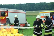 Xaver (Michael Schreiner) und die anderen Feuerwehrler versuchen, den Brand zu löschen. Xaver (Michael Schreiner) und die anderen Feuerwehrler versuchen, den Brand zu löschen.