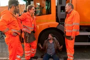 Freunde in der Not: „Käpt´n“ Werner Träsch (Uwe Ochsenknecht), Ralle (Jörn Hentschel) und Tarik (Aram Arami) unterstützen Lothar (Peter Trabner). Freunde in der Not: „Käpt´n“ Werner Träsch (Uwe Ochsenknecht), Ralle (Jörn Hentschel) und Tarik (Aram Arami) unterstützen Lothar (Peter Trabner).