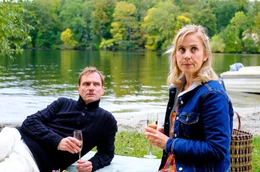 Linda (Marlene Morreis) f&uuml;hlt sich unwohl beim Date mit Peterm&auml;nnchen (Maik Solbach).