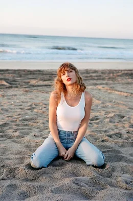 Taylor Swift im Jahr 2023 anl&auml;sslich der Neuaufnahme ihres Erfolgsalbums &bdquo;1989&ldquo; als &bdquo;Taylor's Version&ldquo;; Zur ARTE-Sendung Der Taylor-Swift-Effekt &ndash; Pop-Ikone und politische Hoffnungstr&auml;gerin Taylor Swift im Jahr 2023 anl&auml;sslich der Neuaufnahme ihres Erfolgsalbums &bdquo;1989&ldquo; als &bdquo;Taylor's Version&ldquo; &copy; Universal Music Foto: ZDF Honorarfreie Verwendung nur im Zusammenhang mit genannter Sendung und bei folgender Nennung "Bild: Sendeanstalt/Copyright". Andere Verwendungen nur nach vorheriger Absprache: ARTE-Bildredaktion, Silke W&ouml;lk Tel.: +33 3 90 14 22 25, E-Mail: bildredaktion@arte.tv