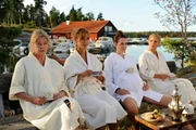 Lilith (Sinja Dieks, r.), Diana (Julia Malik, 2.v.r.), Rhea (Carin C. Tietze, 2.v.l.) und Iris (Lisa Kreuzer, l.), die Frauen vom Larson-Clan, entspannen gemeinsam nach einem Saunagang in der Abendluft. Lilith (Sinja Dieks, r.), Diana (Julia Malik, 2.v.r.), Rhea (Carin C. Tietze, 2.v.l.) und Iris (Lisa Kreuzer, l.), die Frauen vom Larson-Clan, entspannen gemeinsam nach einem Saunagang in der Abendluft.