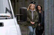 Kriminalpsychologin Cathrin Blake (Désirée Nosbusch, re.) betreut die Mörderin Abbie Campbell (Luisa-Céline Gaffron, li.). Kriminalpsychologin Cathrin Blake (Désirée Nosbusch, re.) betreut die Mörderin Abbie Campbell (Luisa-Céline Gaffron, li.).