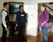 Bei den Ermittlungen in einem neuen Fall, stoßen Rossi (Joe Mantegna, M.) und Hotch (Thomas Gibson, l.) auf Carla Hines (Camryn Manheim, r.).