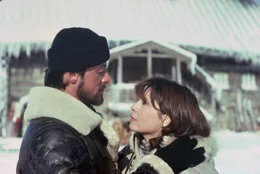 Rocky Balboa bereitet sich auf seinen Kampf mit dem russischen Boxer Ivan Drago vor. Seine Frau Adrian macht sich Sorgen um ihn.