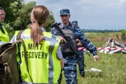 Brantford, Ontario - Der DPR-Soldat nähert sich dem Ermittler Ron Smits und der stellvertretenden Ermittlerin an der Absturzstelle von Malaysian Airlines-Flug 17.