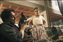 Diego Rivera (Alfred Molina, l.); Frida Kahlo (Salma Hayek, r.)