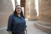 Die Ägyptologin Meredith Brand lächelt im Karnak-Tempel.
